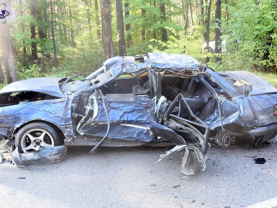 Audi rozbite na drzewie. Śmigłowiec LPR zabrał 20-letniego kierowcę do szpitala [ZDJĘCIA]