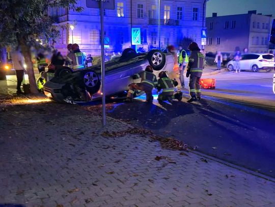 Wypadek na Reformackiej w Chełmie. Audi uderzyło w drzewo i dachowało [ZDJĘCIA]