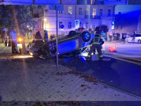 Wypadek na Reformackiej w Chełmie. Audi uderzyło w drzewo i dachowało [ZDJĘCIA]