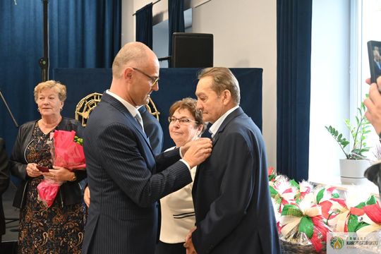 Pół wieku i więcej razem. W Fajsławicach świętowali niezwykłe małżeńskie jubileusze [GALERIA ZDJĘĆ]