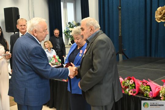Pół wieku i więcej razem. W Fajsławicach świętowali niezwykłe małżeńskie jubileusze [GALERIA ZDJĘĆ]