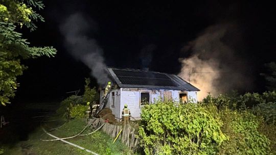 Nocny pożar w Pliskowie-Kolonii pozbawił rodzinę dachu nad głową [ZDJĘCIA]