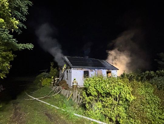 Nocny pożar w Pliskowie-Kolonii pozbawił rodzinę dachu nad głową [ZDJĘCIA]