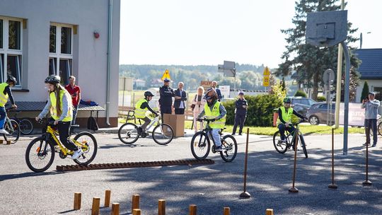 Kaski dla młodych rowerzystów. Otrzymali je uczniowie z gminy Krasnystaw [GALERIA ZDJĘĆ]