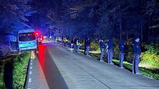 Szczęśliwy finał nocnej akcji pod Chełmem. 77-latek zgubił się na grzybach [ZDJĘCIA]