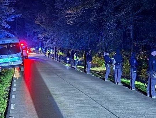 Szczęśliwy finał nocnej akcji pod Chełmem. 77-latek zgubił się na grzybach [ZDJĘCIA]