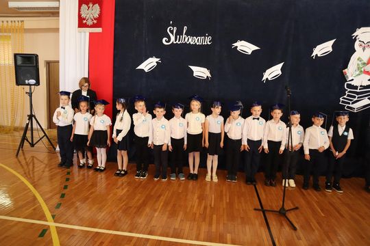 Chełm. To był ich pierwszy wielki dzień w szkole. Ślubowanie w SP nr 6 [GALERIA ZDJĘĆ]