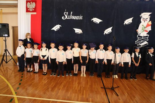 Chełm. To był ich pierwszy wielki dzień w szkole. Ślubowanie w SP nr 6 [GALERIA ZDJĘĆ]