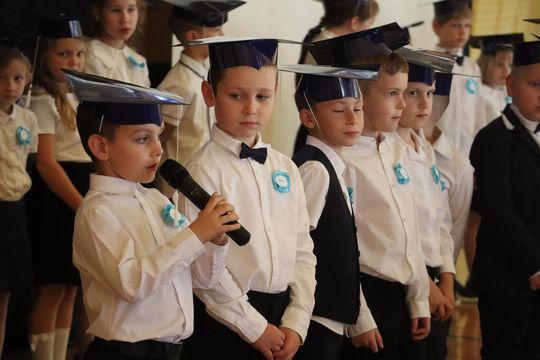 Chełm. To był ich pierwszy wielki dzień w szkole. Ślubowanie w SP nr 6 [GALERIA ZDJĘĆ]