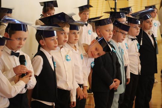 Chełm. To był ich pierwszy wielki dzień w szkole. Ślubowanie w SP nr 6 [GALERIA ZDJĘĆ]