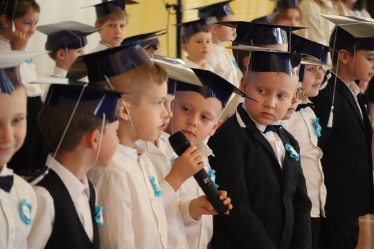 Chełm. To był ich pierwszy wielki dzień w szkole. Ślubowanie w SP nr 6 [GALERIA ZDJĘĆ]