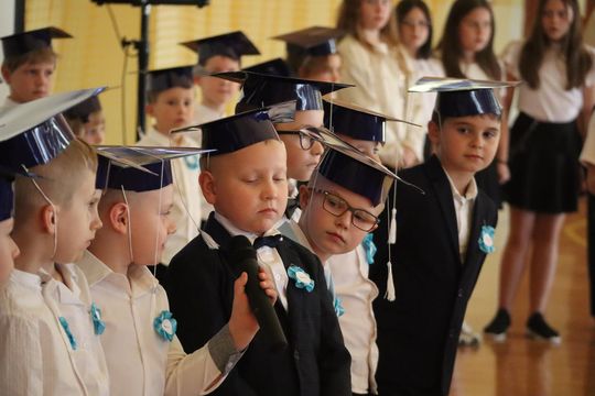 Chełm. To był ich pierwszy wielki dzień w szkole. Ślubowanie w SP nr 6 [GALERIA ZDJĘĆ]