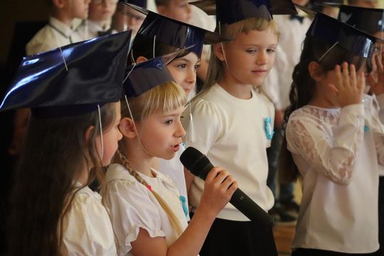 Chełm. To był ich pierwszy wielki dzień w szkole. Ślubowanie w SP nr 6 [GALERIA ZDJĘĆ]