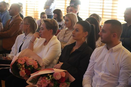 Chełm. To był ich pierwszy wielki dzień w szkole. Ślubowanie w SP nr 6 [GALERIA ZDJĘĆ]