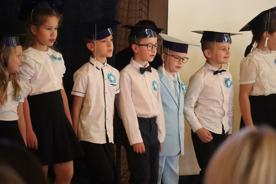 Chełm. To był ich pierwszy wielki dzień w szkole. Ślubowanie w SP nr 6 [GALERIA ZDJĘĆ]