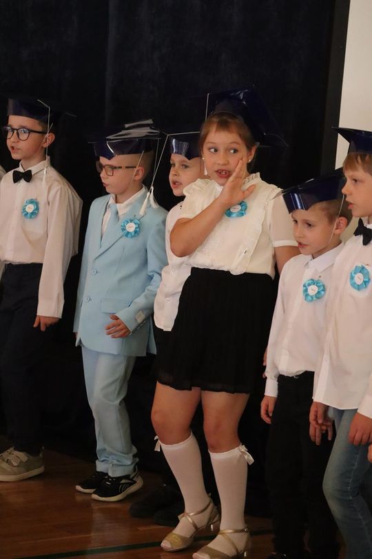 Chełm. To był ich pierwszy wielki dzień w szkole. Ślubowanie w SP nr 6 [GALERIA ZDJĘĆ]