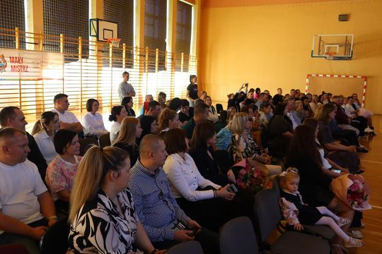 Chełm. To był ich pierwszy wielki dzień w szkole. Ślubowanie w SP nr 6 [GALERIA ZDJĘĆ]