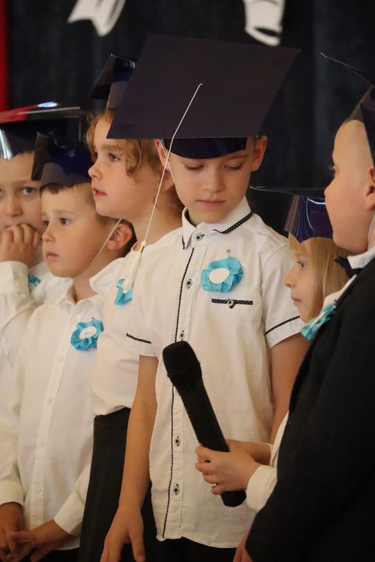 Chełm. To był ich pierwszy wielki dzień w szkole. Ślubowanie w SP nr 6 [GALERIA ZDJĘĆ]
