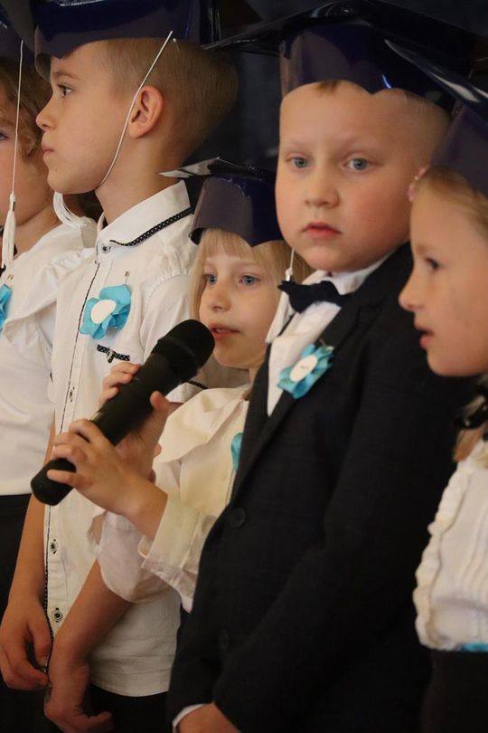 Chełm. To był ich pierwszy wielki dzień w szkole. Ślubowanie w SP nr 6 [GALERIA ZDJĘĆ]