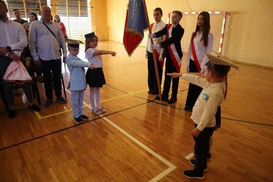 Chełm. To był ich pierwszy wielki dzień w szkole. Ślubowanie w SP nr 6 [GALERIA ZDJĘĆ]