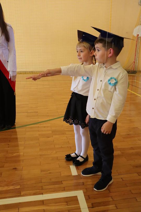Chełm. To był ich pierwszy wielki dzień w szkole. Ślubowanie w SP nr 6 [GALERIA ZDJĘĆ]