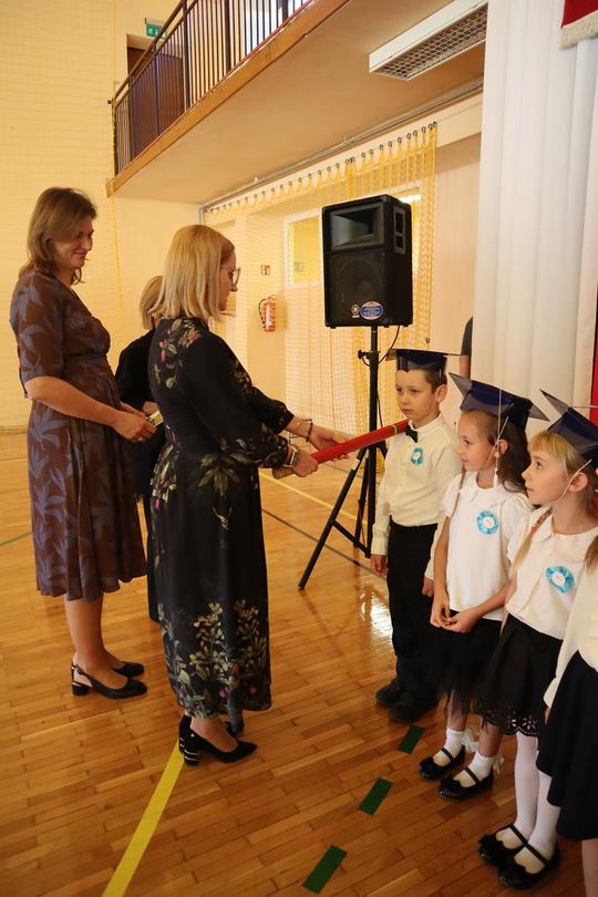 Chełm. To był ich pierwszy wielki dzień w szkole. Ślubowanie w SP nr 6 [GALERIA ZDJĘĆ]