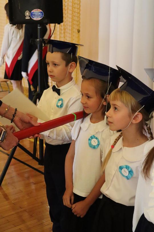 Chełm. To był ich pierwszy wielki dzień w szkole. Ślubowanie w SP nr 6 [GALERIA ZDJĘĆ]