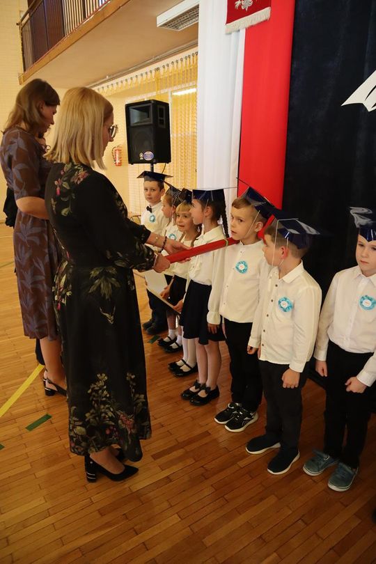 Chełm. To był ich pierwszy wielki dzień w szkole. Ślubowanie w SP nr 6 [GALERIA ZDJĘĆ]