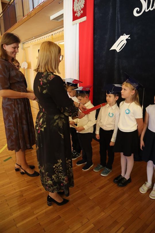 Chełm. To był ich pierwszy wielki dzień w szkole. Ślubowanie w SP nr 6 [GALERIA ZDJĘĆ]