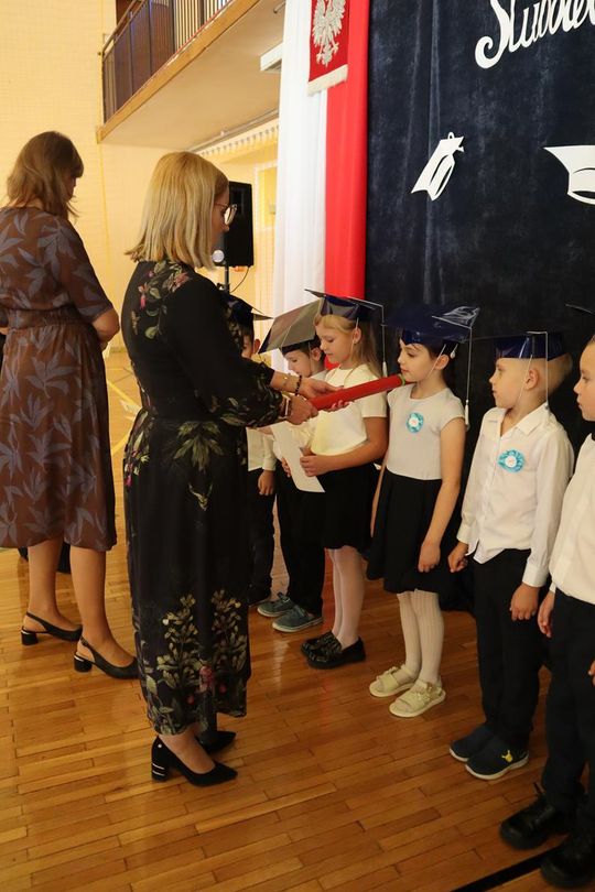 Chełm. To był ich pierwszy wielki dzień w szkole. Ślubowanie w SP nr 6 [GALERIA ZDJĘĆ]