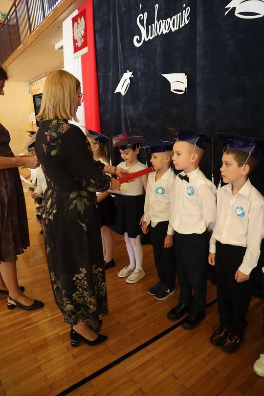 Chełm. To był ich pierwszy wielki dzień w szkole. Ślubowanie w SP nr 6 [GALERIA ZDJĘĆ]