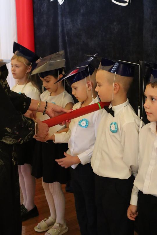 Chełm. To był ich pierwszy wielki dzień w szkole. Ślubowanie w SP nr 6 [GALERIA ZDJĘĆ]