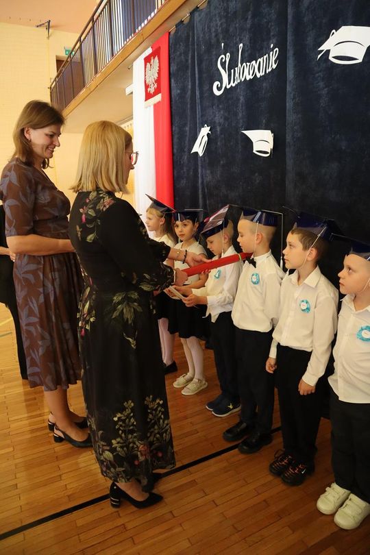 Chełm. To był ich pierwszy wielki dzień w szkole. Ślubowanie w SP nr 6 [GALERIA ZDJĘĆ]