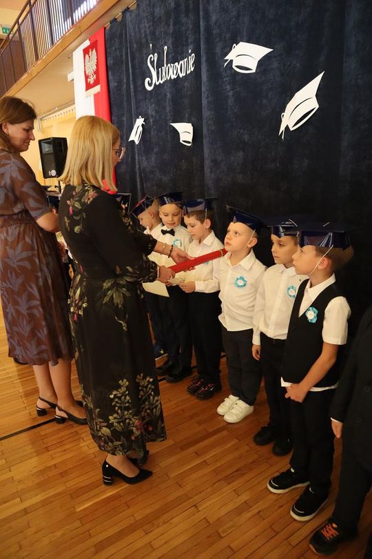 Chełm. To był ich pierwszy wielki dzień w szkole. Ślubowanie w SP nr 6 [GALERIA ZDJĘĆ]