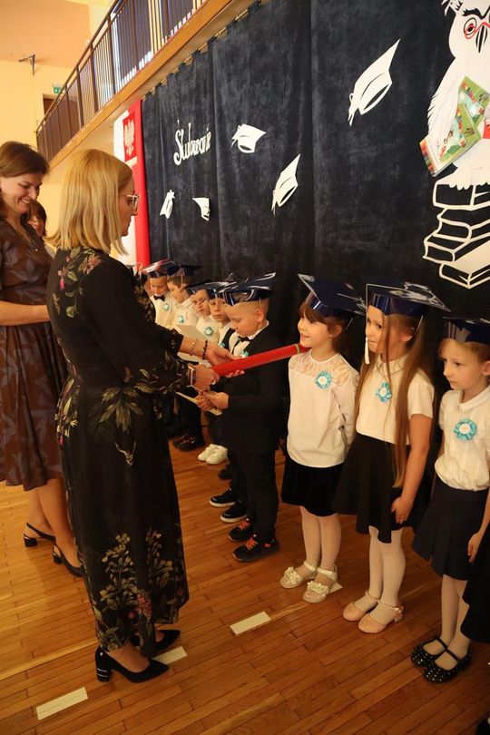 Chełm. To był ich pierwszy wielki dzień w szkole. Ślubowanie w SP nr 6 [GALERIA ZDJĘĆ]