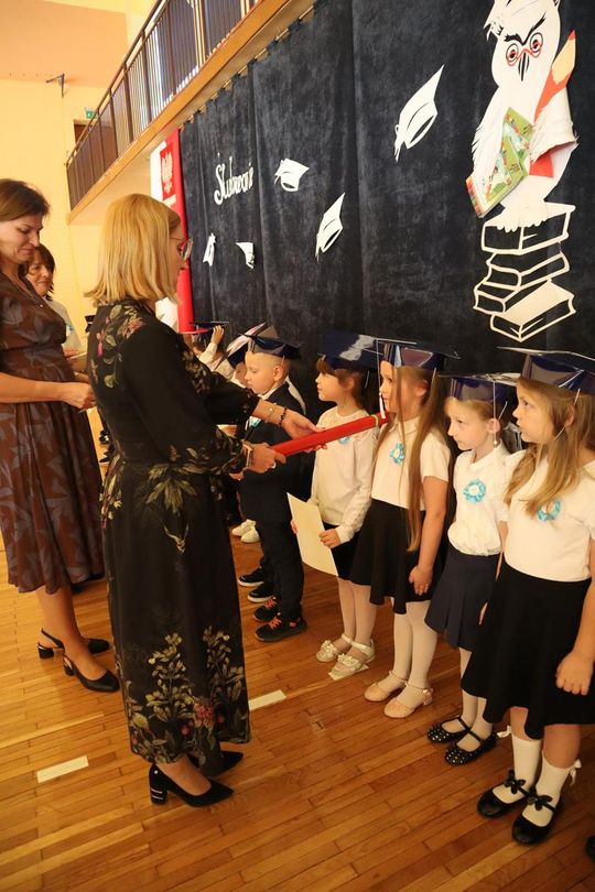 Chełm. To był ich pierwszy wielki dzień w szkole. Ślubowanie w SP nr 6 [GALERIA ZDJĘĆ]