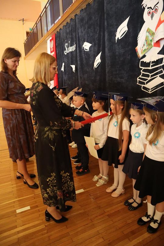 Chełm. To był ich pierwszy wielki dzień w szkole. Ślubowanie w SP nr 6 [GALERIA ZDJĘĆ]