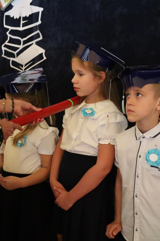Chełm. To był ich pierwszy wielki dzień w szkole. Ślubowanie w SP nr 6 [GALERIA ZDJĘĆ]
