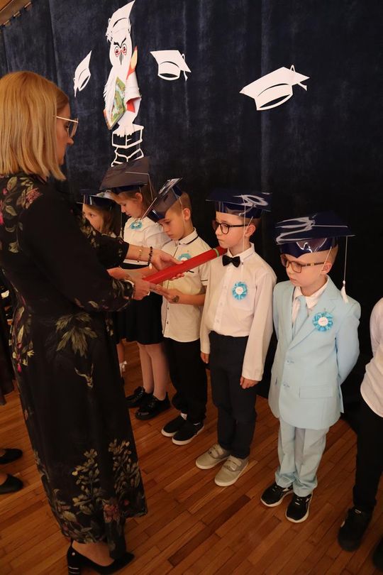 Chełm. To był ich pierwszy wielki dzień w szkole. Ślubowanie w SP nr 6 [GALERIA ZDJĘĆ]