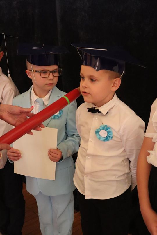 Chełm. To był ich pierwszy wielki dzień w szkole. Ślubowanie w SP nr 6 [GALERIA ZDJĘĆ]