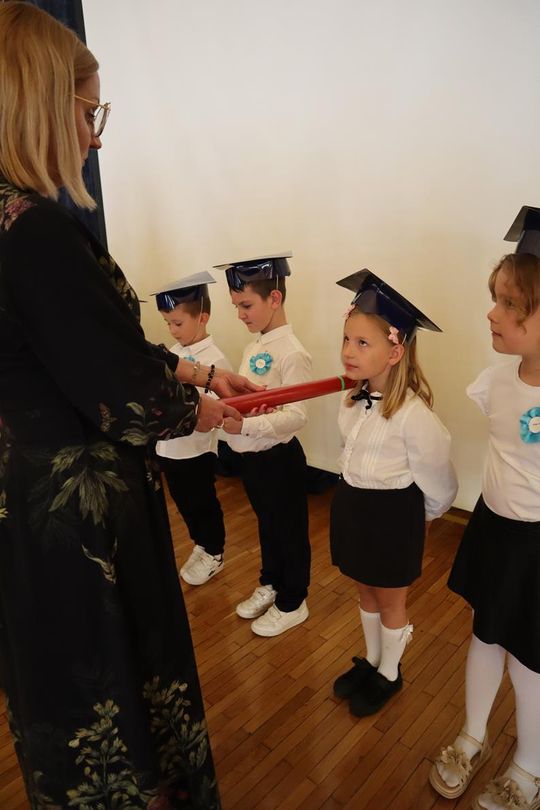 Chełm. To był ich pierwszy wielki dzień w szkole. Ślubowanie w SP nr 6 [GALERIA ZDJĘĆ]