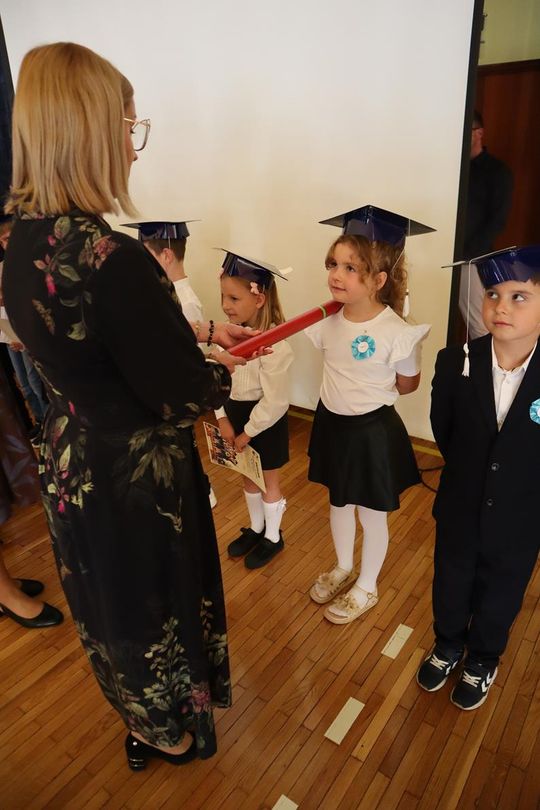 Chełm. To był ich pierwszy wielki dzień w szkole. Ślubowanie w SP nr 6 [GALERIA ZDJĘĆ]