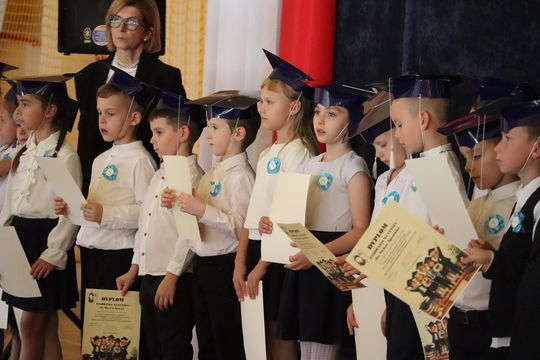 Chełm. To był ich pierwszy wielki dzień w szkole. Ślubowanie w SP nr 6 [GALERIA ZDJĘĆ]