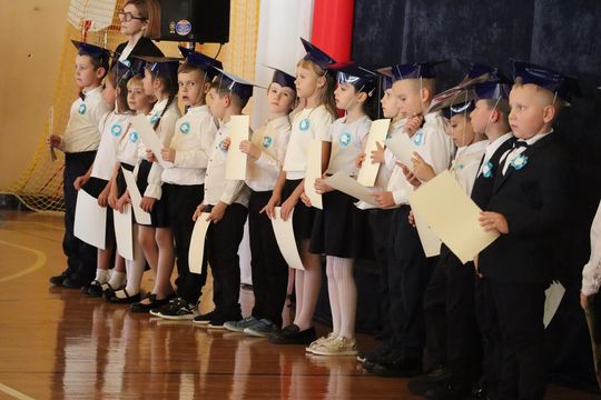Chełm. To był ich pierwszy wielki dzień w szkole. Ślubowanie w SP nr 6 [GALERIA ZDJĘĆ]