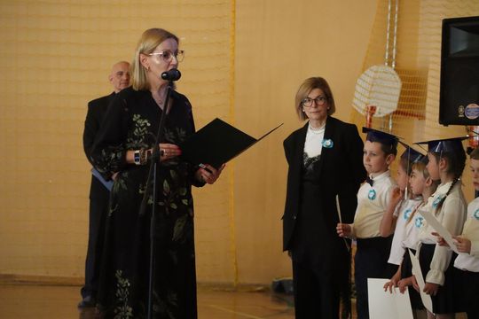 Chełm. To był ich pierwszy wielki dzień w szkole. Ślubowanie w SP nr 6 [GALERIA ZDJĘĆ]