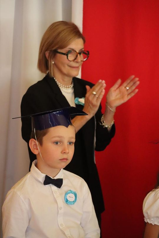Chełm. To był ich pierwszy wielki dzień w szkole. Ślubowanie w SP nr 6 [GALERIA ZDJĘĆ]