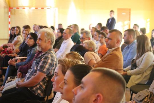 Chełm. To był ich pierwszy wielki dzień w szkole. Ślubowanie w SP nr 6 [GALERIA ZDJĘĆ]