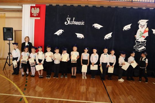 Chełm. To był ich pierwszy wielki dzień w szkole. Ślubowanie w SP nr 6 [GALERIA ZDJĘĆ]