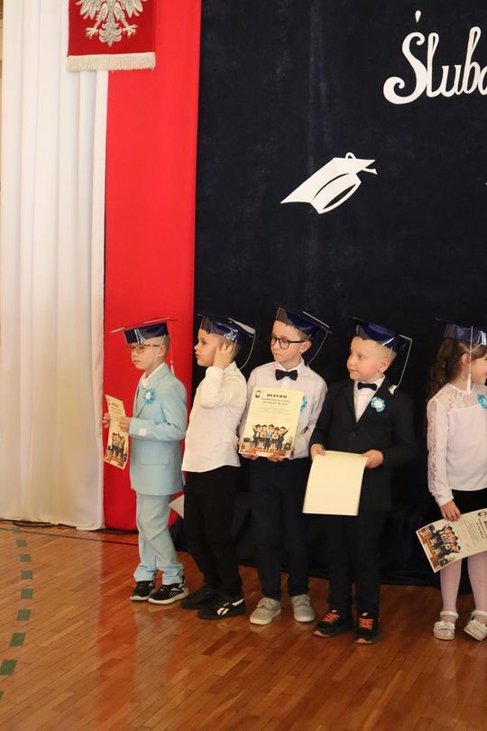 Chełm. To był ich pierwszy wielki dzień w szkole. Ślubowanie w SP nr 6 [GALERIA ZDJĘĆ]