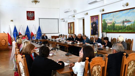 Krasnystaw. Seniorzy rozmawiali o sprawach miasta. Za nimi III sesja Rady Seniorów [GALERIA ZDJĘĆ]